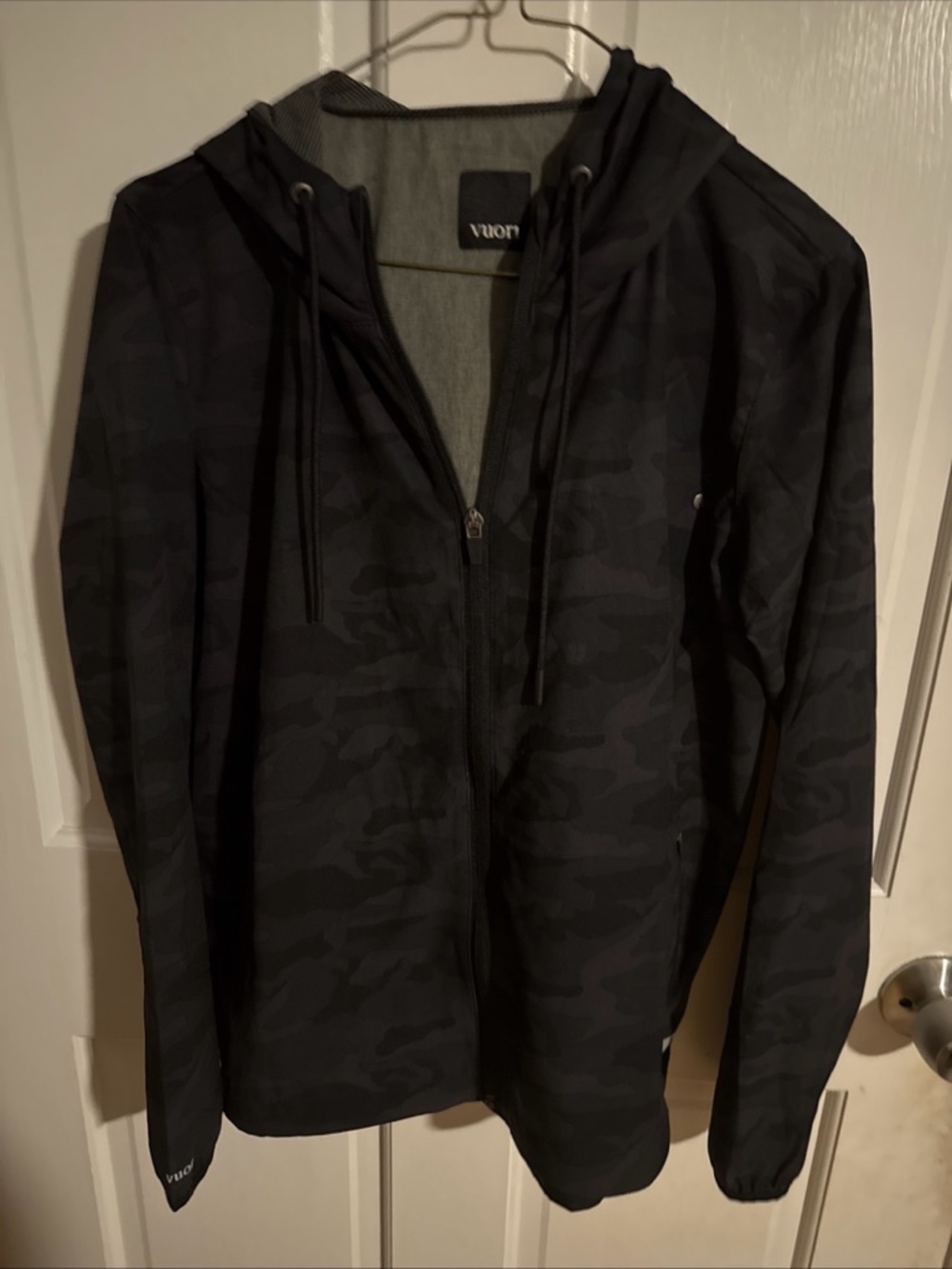Vuori Black Logo Tag Pullover